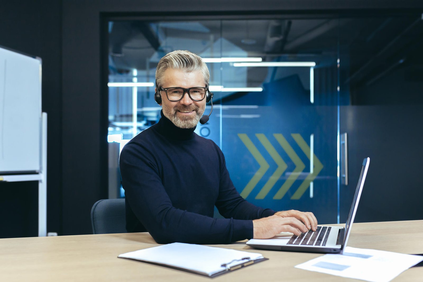 Zelfstandige SEO specialist met headset tijdens een adviesgesprek op afstand